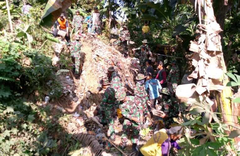 Manfaatkan Minggu Libur, Satgas TMMD 117 Kodim 0809/Kediri Ajak Warga Bersihkan Lingkungan Sekitar Pustu Kel. Pojok