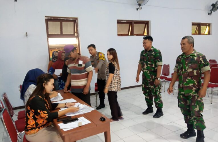 Babinsa dan Bhabinkamtibmas Bantu Percepatan Distribusi Daging dan Telur Ayam Bagi Masyarakat Gedangsewu