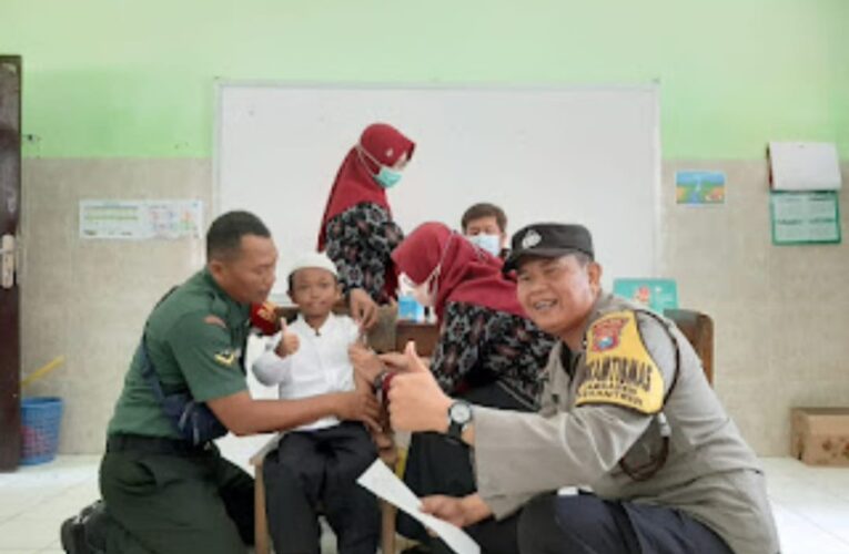 Babinsa Kelurahan Jamsaren Bersama Tiga Pilar Dampingi Kegiatan BIAS Di Sekolah Dasar Negeri 1 Jamsaren