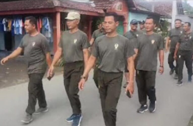 Jaga Kesehatan, Anggota Koramil 0809/07 Ngadiluwih Lakukan Olahraga Jalan Kaki dan Pembersihan Lingkungan Kerja