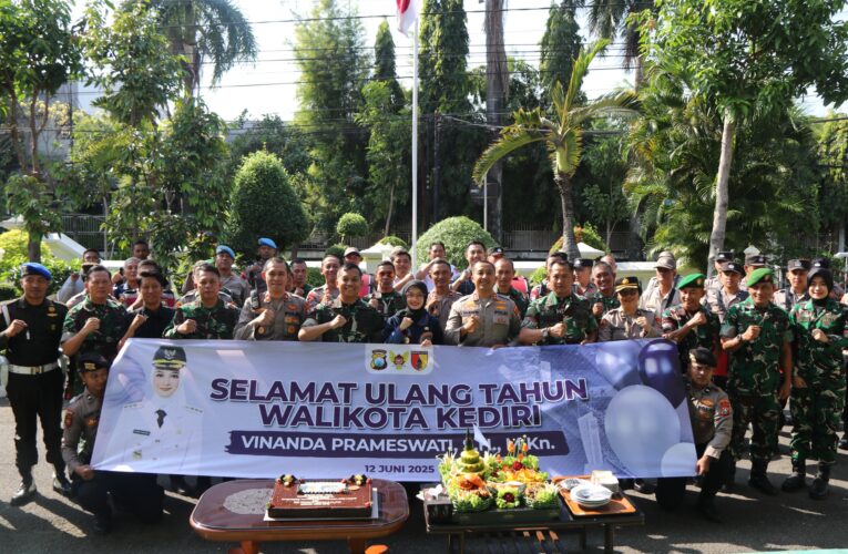 Dandim 0809/Kediri dan Kapolresta Beri Kejutan di Hari Ulang Tahun Mbak Walikota Kediri