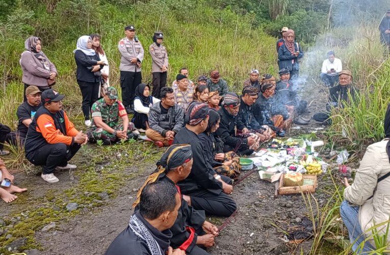 Ratusan Warga di Kediri Gelar Larung Sesaji di Kawah Gunung Kelud