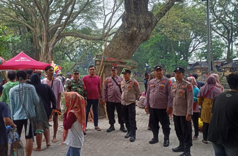 Tradisi Suroan, Warga Kediri Berebut Ikan di Sumber Gundi Desa Tanjung