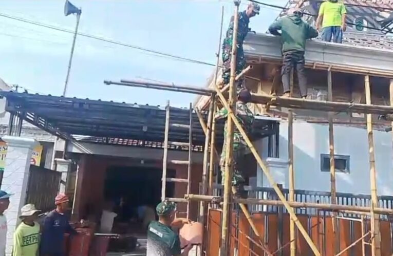 Peduli Rumah Ibadah, Koramil 0809/17 Purwoasri Bersama Warga Gotong Royong Pasang Atap Musholla