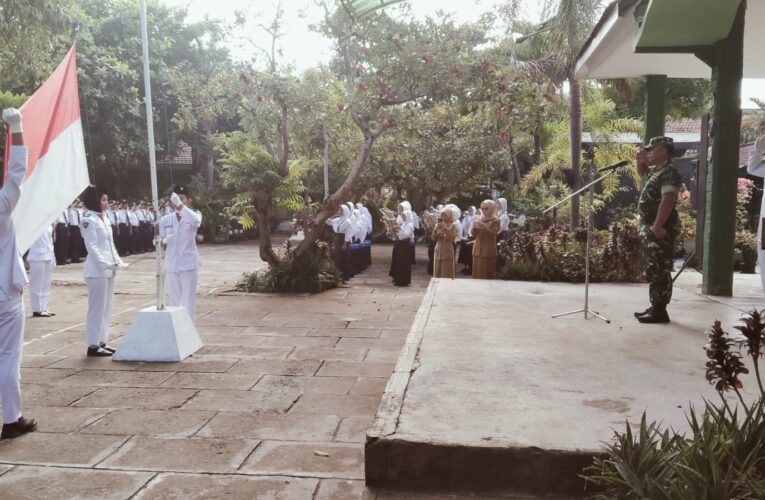 Komandan Koramil 0809/19 Pagu Pimpin Upacara Bendera Merah Putih di SMP Negeri 1