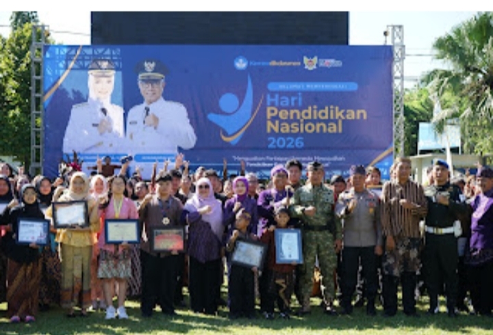 Wakili Dandim, Kasdim 0809/Kediri bersama Forkopimda Hadiri Upacara Hari Pendidikan Nasional di Kota Kediri